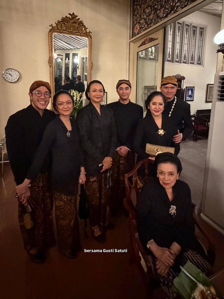 Kenes Andari dan Winky Wiryawan ikut kirab di Mangkunegaran
