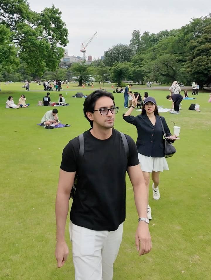 Omar Daniel bersantai di Shinjuku Gyoen National Garden