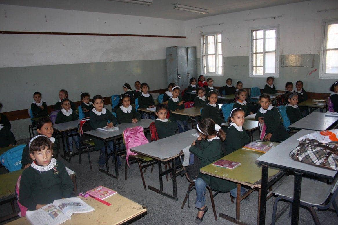 Krisis Kertas, Siswa Sekolah Palestina Terpaksa Mencatat di Kardus
