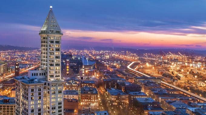 suasana Smith Tower saat malam hari