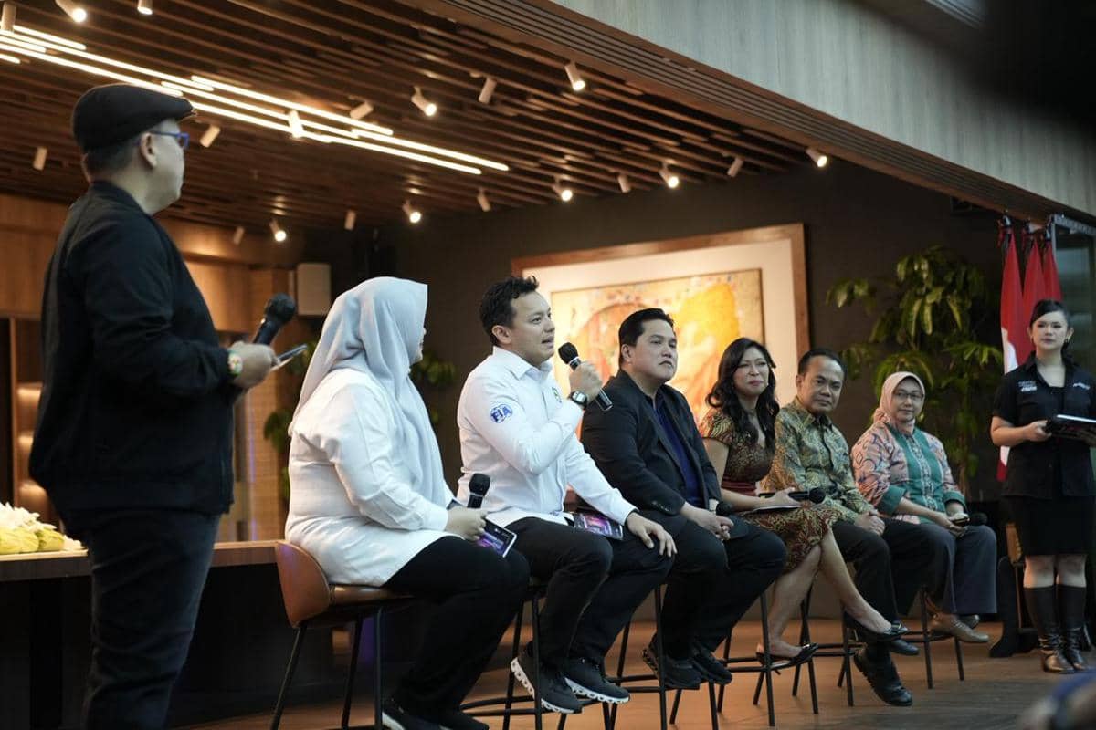 Sejumlah pembicara duduk di atas panggung dalam acara konferensi pers persiapan MotoGP Indonesia 2026 di Mandalika.
