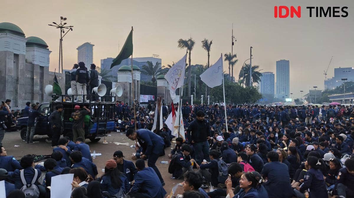 Momen Mahasiswa Kumandangkan Azan Magrib saat Demo di DPR