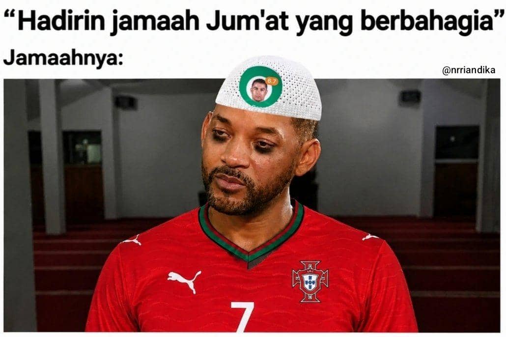 Meme lucu memperlihatkan seorang pria memakai jersey Portugal dan peci putih dengan wajah lelah, menggambarkan suasana setelah begadang nonton Piala Dunia.