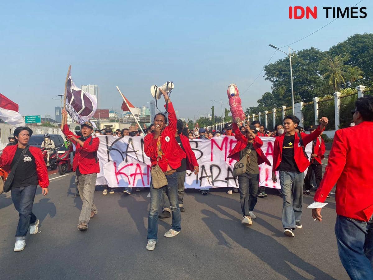 Mahasiswa Mercubuana Tiba di DPR, Bawa Banner 'BGN: Bikin Gaduh Nasional'