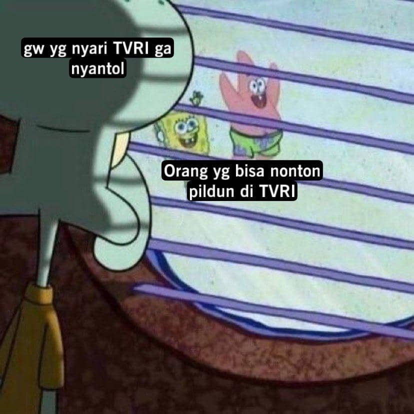 Meme karakter kartun melihat keluar jendela dengan tulisan tentang kesulitan menonton Piala Dunia di TVRI Indonesia.