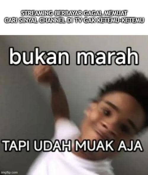 Meme lucu menggambarkan frustrasi seseorang karena kesulitan menonton Piala Dunia di Indonesia akibat masalah streaming dan sinyal TV.