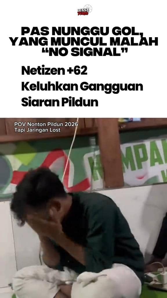 Seorang pria menutupi wajahnya dengan tangan saat menonton siaran Piala Dunia yang terganggu sinyal di Indonesia.