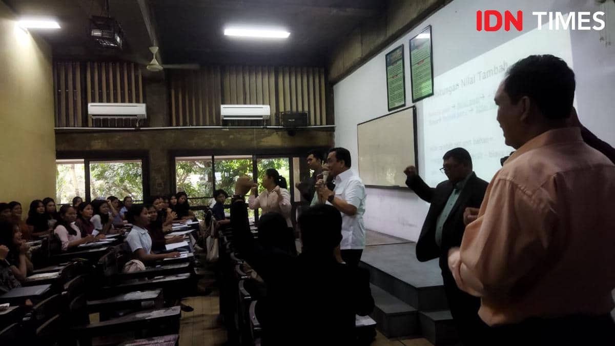 Ketua yayasan dan para petinggi Universitas HKBP Nommensen berbincang dengan mahasiswa di ruang kelas pada hari Jumat.