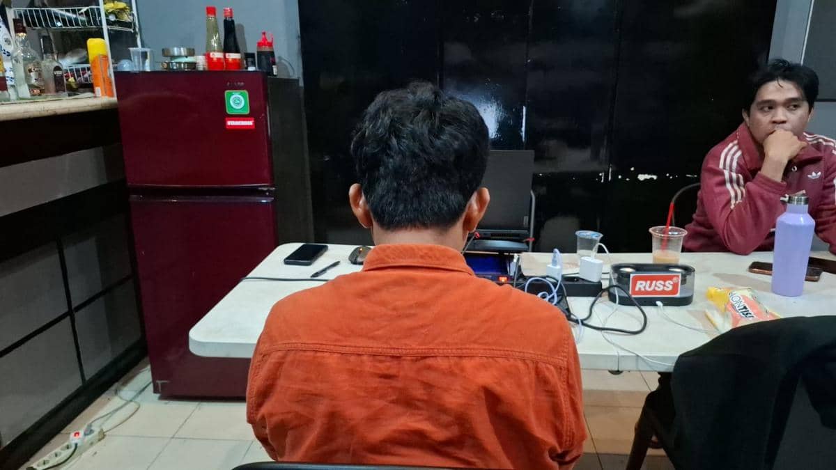 Polisi menangkap pelaku eksibisionis yang mengincar anak-anak di Makassar. (IDN Times/Darsil Yahya)