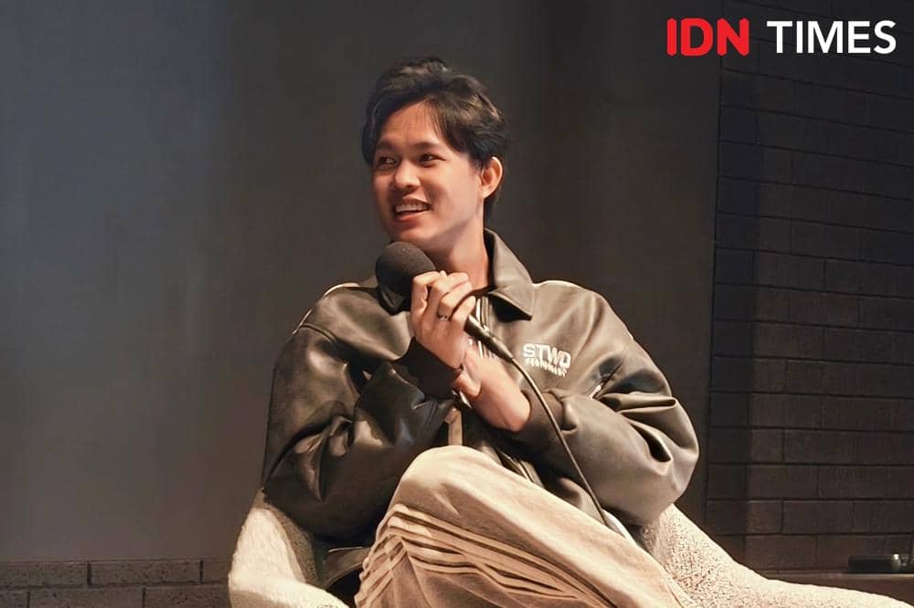 Potret Fajar Noor dalam press conference album perdananya di Jakarta, Jumat (19/6/2026) (IDN Times/Juan Dwi)