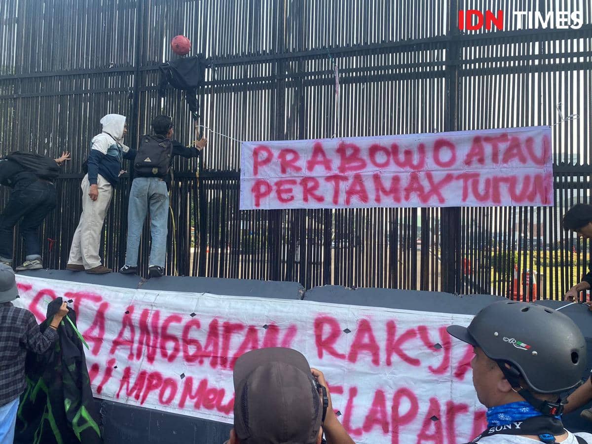 HMI MPO Tiba di DPR, Bawa Banner ‘Prabowo atau Pertamax Turun!'