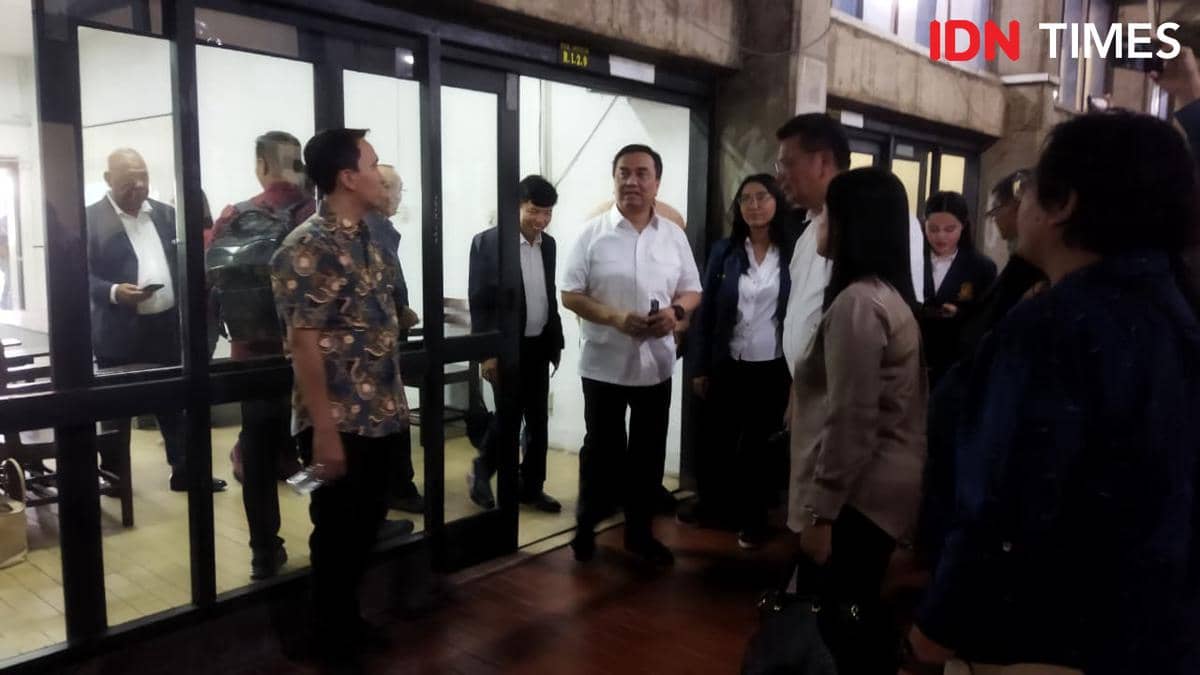 Ketua yayasan Universitas HKBP Nommensen bersama para petinggi kampus berbincang dengan mahasiswa di area kampus pada hari Jumat.