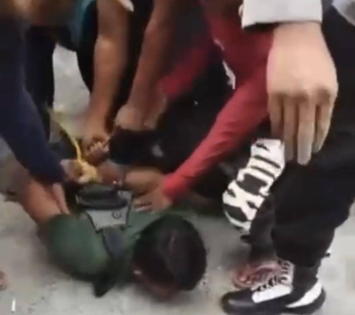Ayunkan Parang ke Arah Warga, Pria ODGJ Akhirnya Dilumpuhkan Polisi