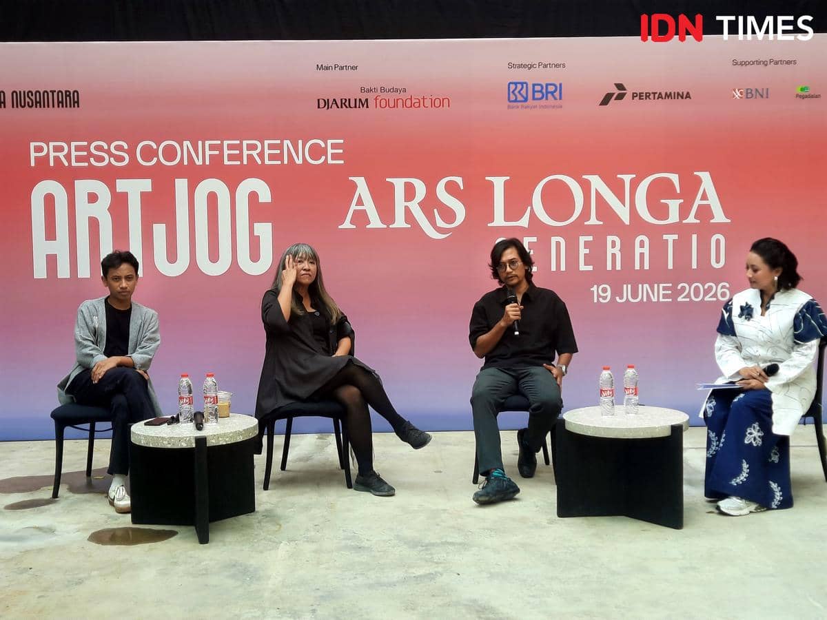 Empat pembicara duduk di panggung konferensi pers pembukaan ARTJOG 2026 di Jogja National Museum dengan latar bertema Ars Longa.