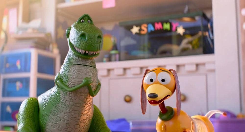 Dua karakter mainan dari film animasi Toy Story 5, seekor dinosaurus hijau dan anjing mainan, berada di kamar anak yang cerah.