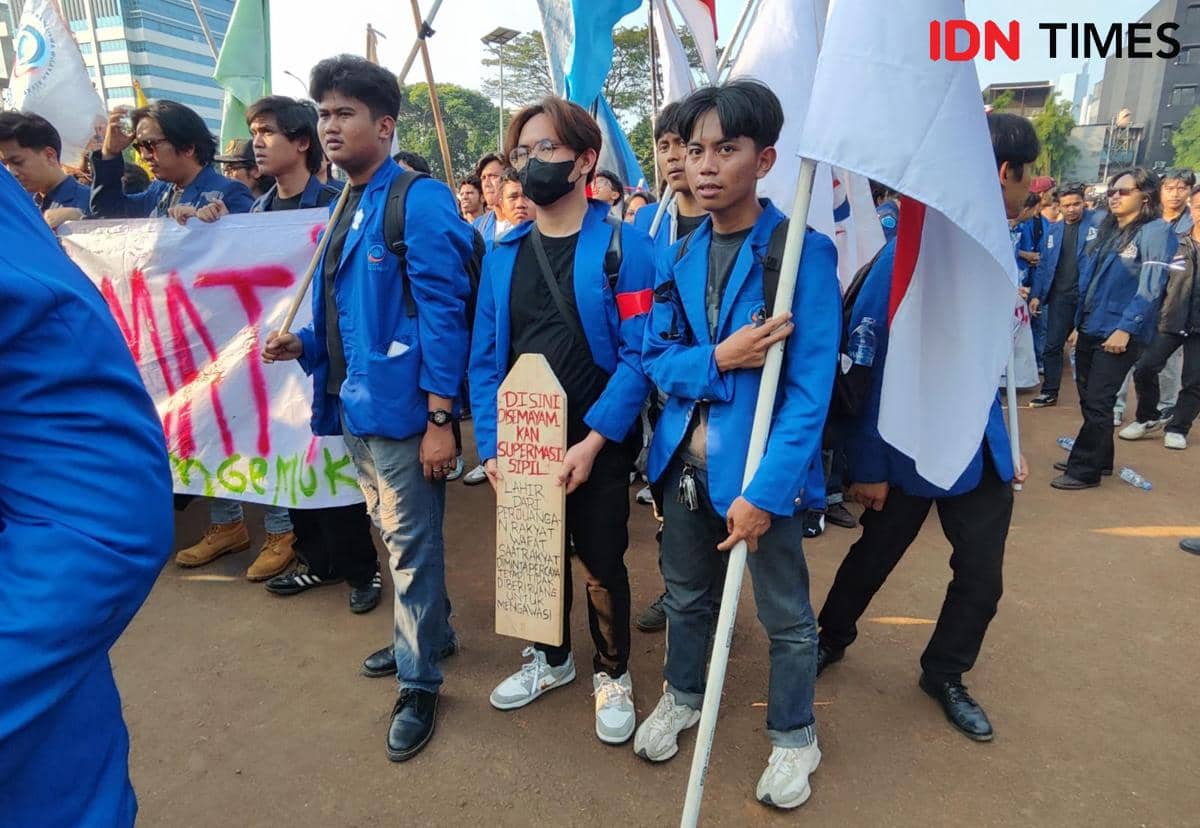 Mahasiswa Demo di DPR Bawa Nisan Bertuliskan Matinya Supermasi Sipil