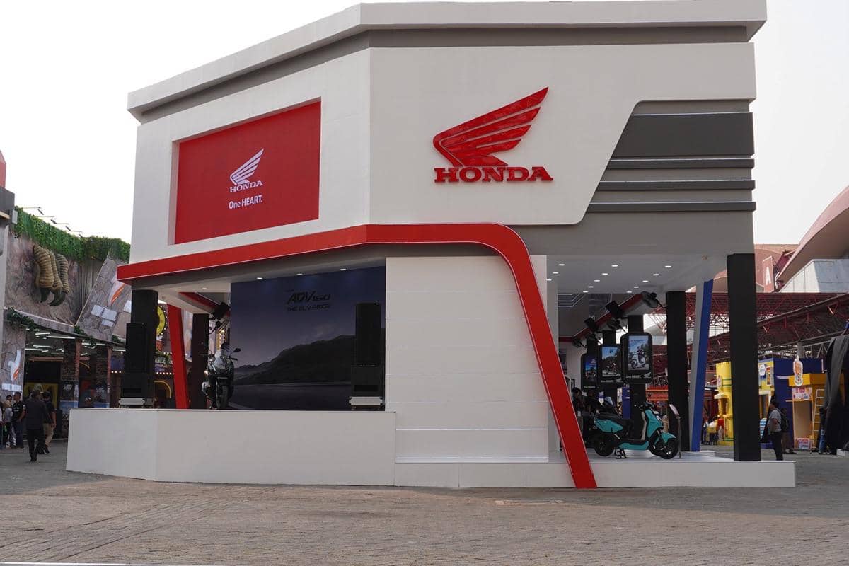 Booth Honda berdesain modern dengan dominasi warna putih dan merah di ajang JFK 2026 menampilkan beberapa sepeda motor terbaru.