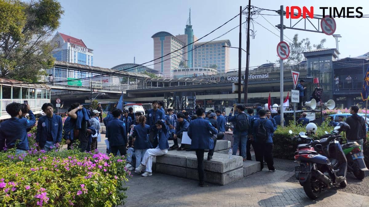 Mahasiswa Universitas Trisakti jelang demo berkumpul di Monumen Tragedi 12 Mei, Jakarta, Jumat (19/6/2026).