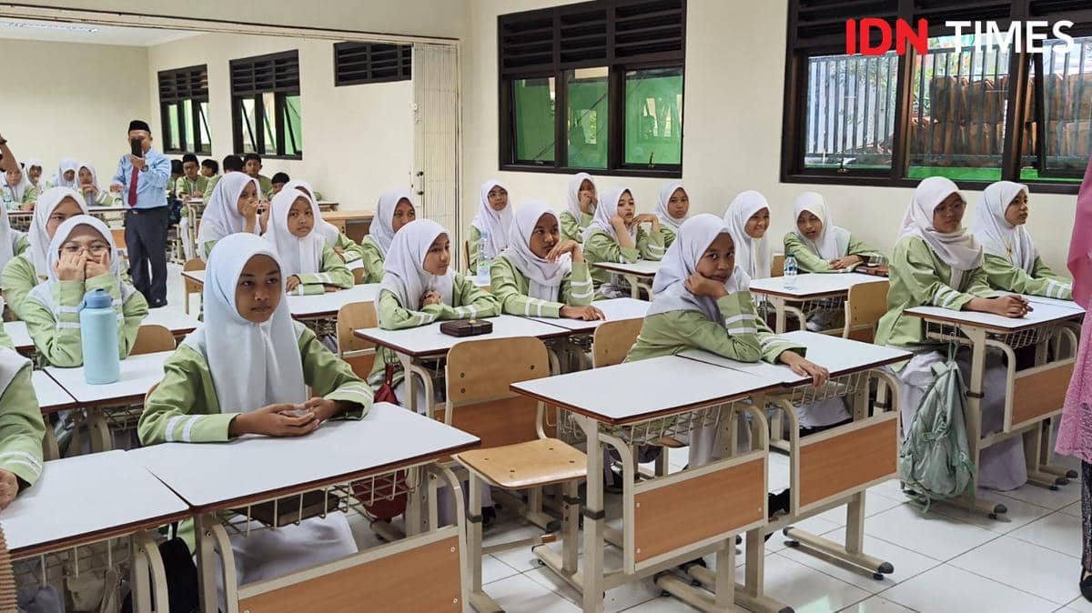 Siswa-siswi MTsN 1 Kota Bogor mengenakan seragam hijau duduk di ruang kelas saat kunjungan pejabat pemerintah.