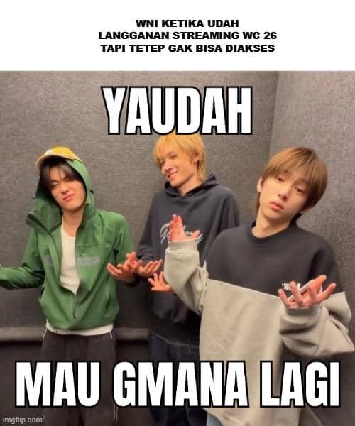 Tiga orang muda berpose dengan ekspresi pasrah dalam meme bertema kesulitan menonton Piala Dunia di Indonesia.