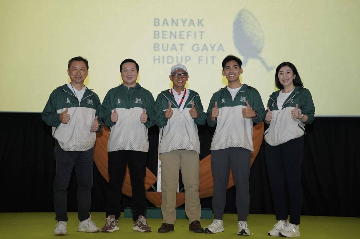 Lima orang mengenakan jaket hijau putih berpose dengan acungan jempol di acara peluncuran BrookFarm Almond Run 2026.