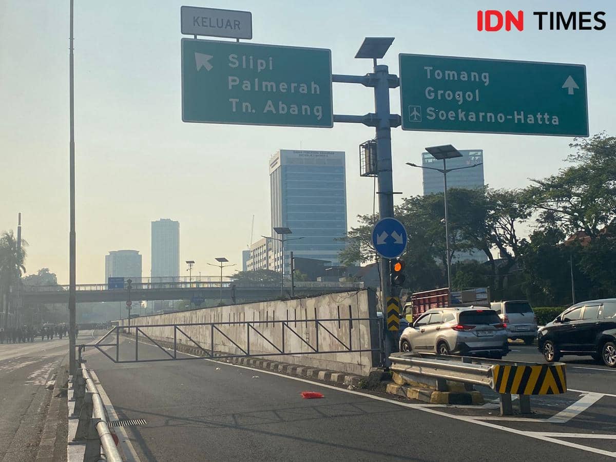 Mahasiswa Trisakti dan Esa Unggul Tiba di DPR, Exit Tol Slipi Ditutup
