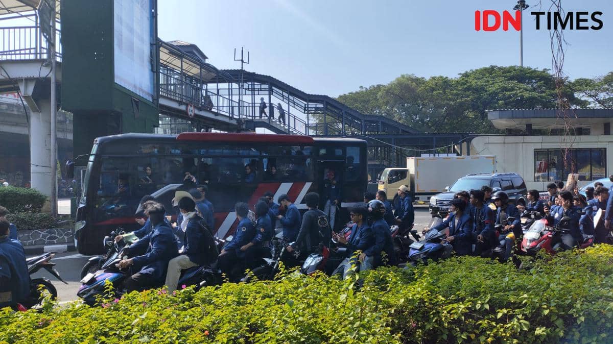 Ada Demo Mahasiswa Trisakti, Akses Jalan Menuju DPR dan Palmerah Ditutup