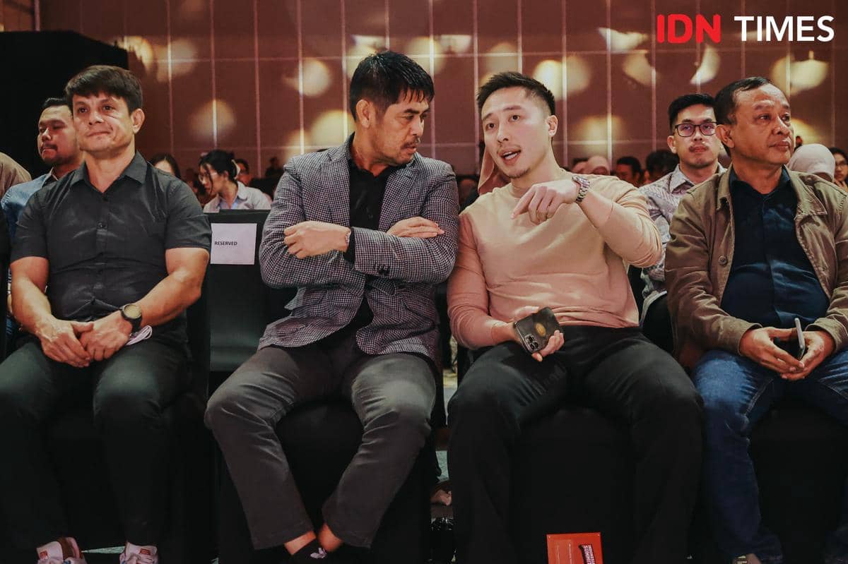 Pelatih Semen Padang FC Nil Maizar berbincang dengan Bos Persik Kediri Arthur Irawan di Indonesia Summit 2026, Rabu (17/6/2026). (IDN Times/