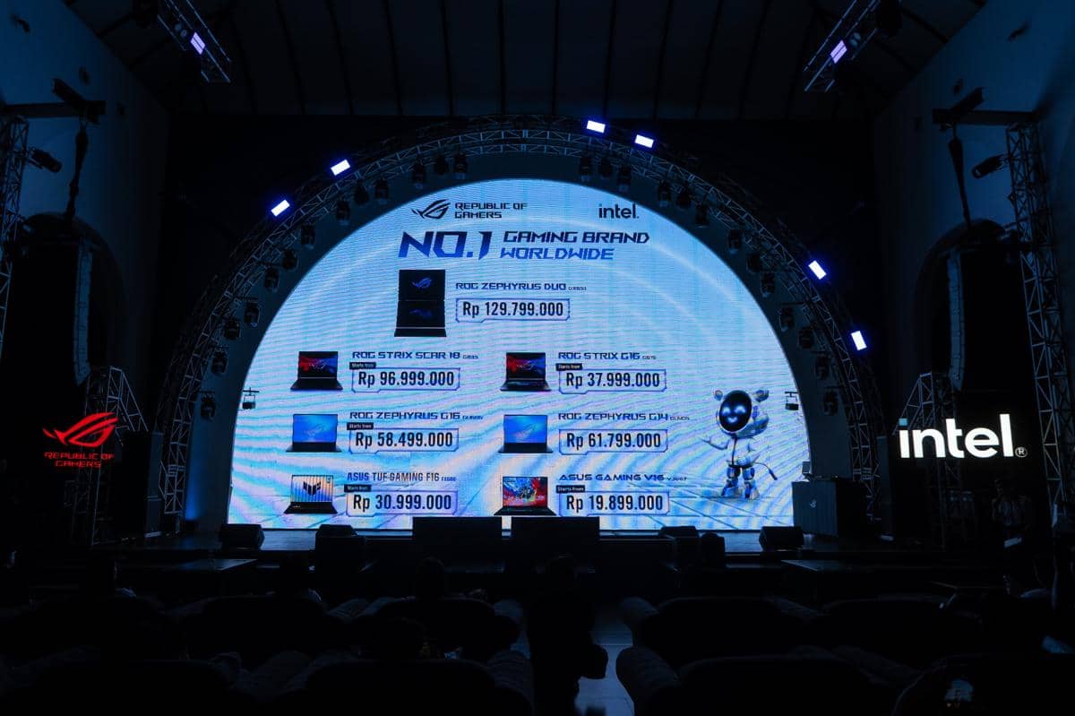 Layar besar menampilkan daftar harga laptop gaming ASUS ROG terbaru dengan logo Republic of Gamers dan Intel di sebuah acara peluncuran.