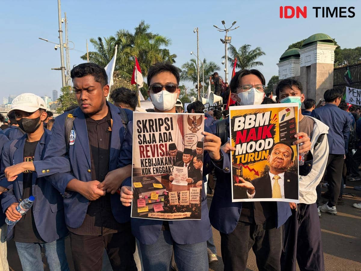 Demo Mahasiswa Bawa Spanduk Sentil Bahlil: BBM Naik, Mood Turun