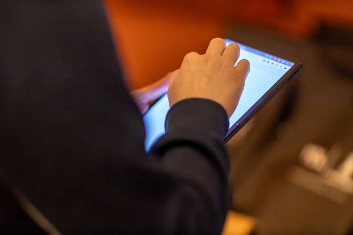 ilustrasi bekerja dengan tablet