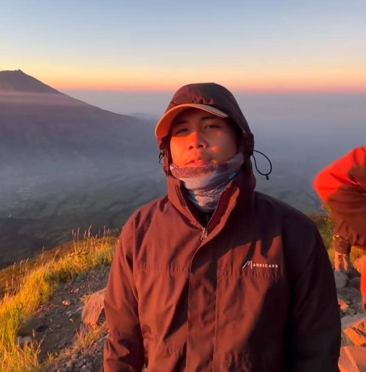 potret Bintang Emon mendaki Gunung Sindoro
