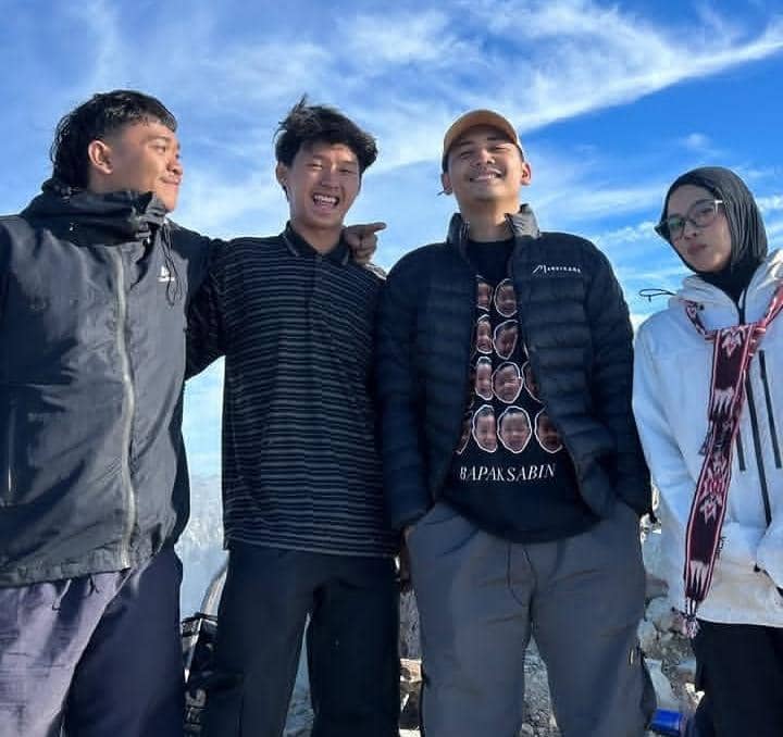 potret Bintang Emon mendaki Gunung Sindoro