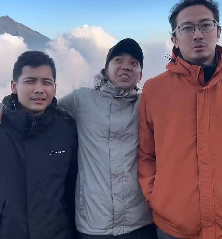 potret Bintang Emon mendaki Gunung Sindoro
