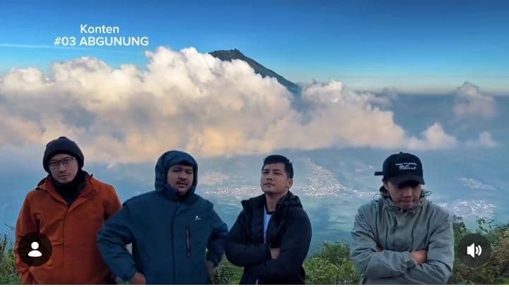 potret Bintang Emon mendaki Gunung Sindoro