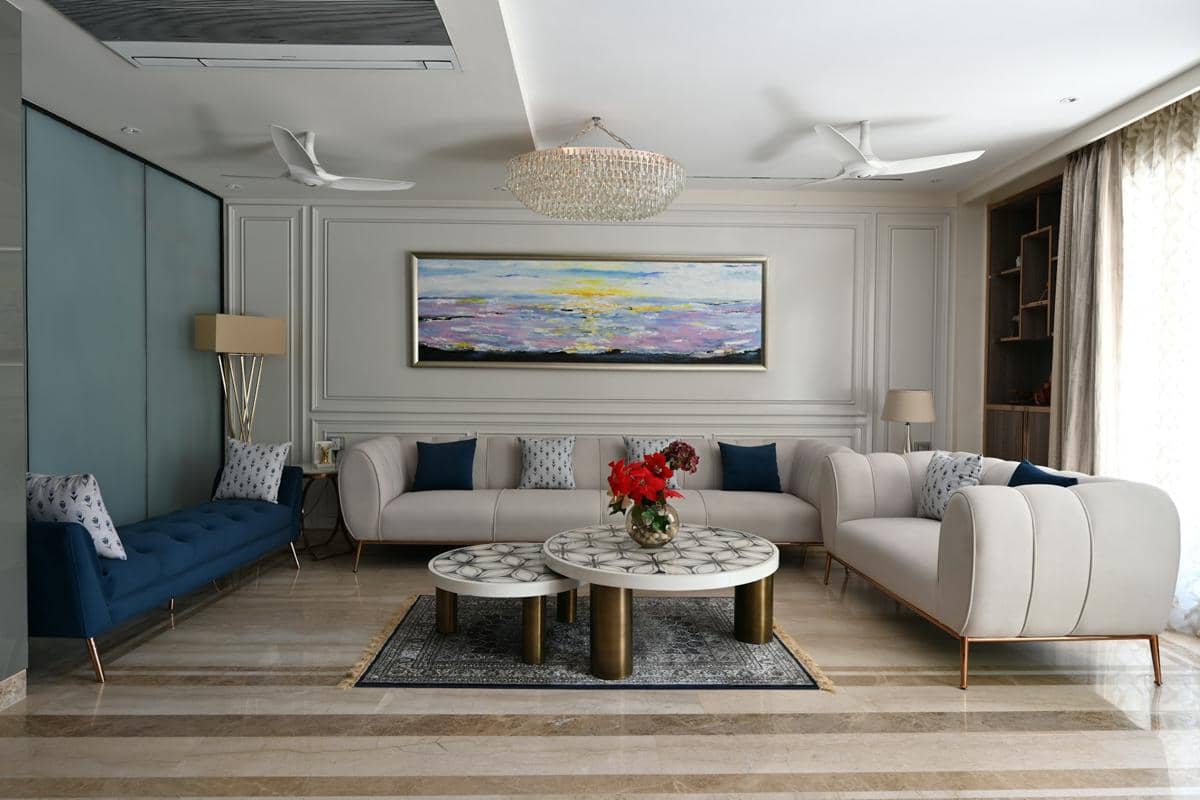 https://unsplash.com/id/foto/ruang-tamu-yang-dipenuhi-dengan-furnitur-dan-lukisan-di-dinding-CgA03H9jCKw