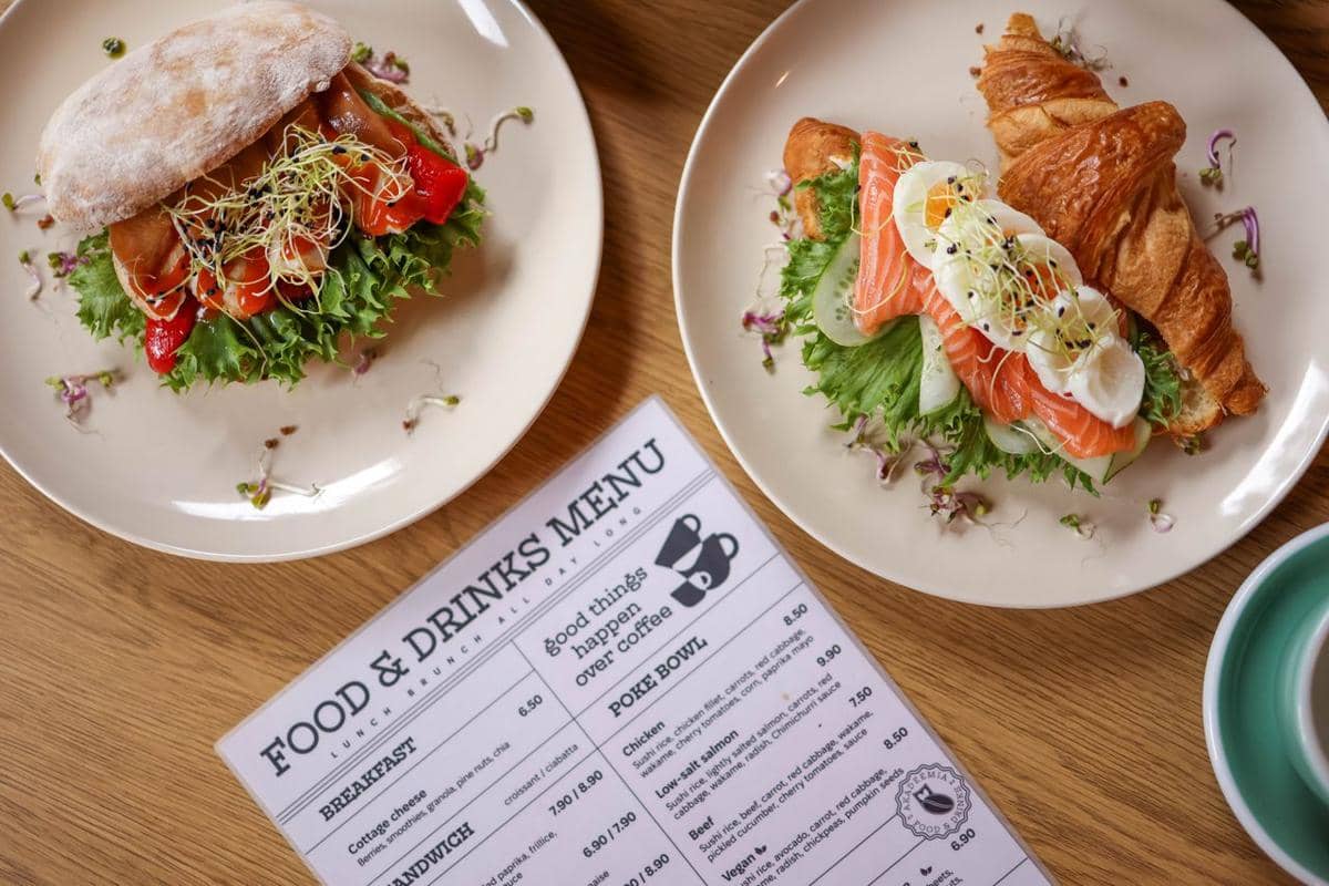 ilustrasi sandwich croissant lezat dengan salmon dan ciabatta dengan sayuran