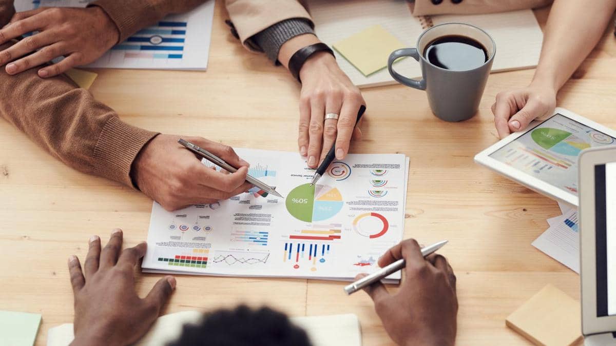 ilustrasi para kolega mendiskusikan data dan strategi dalam rapat kantor