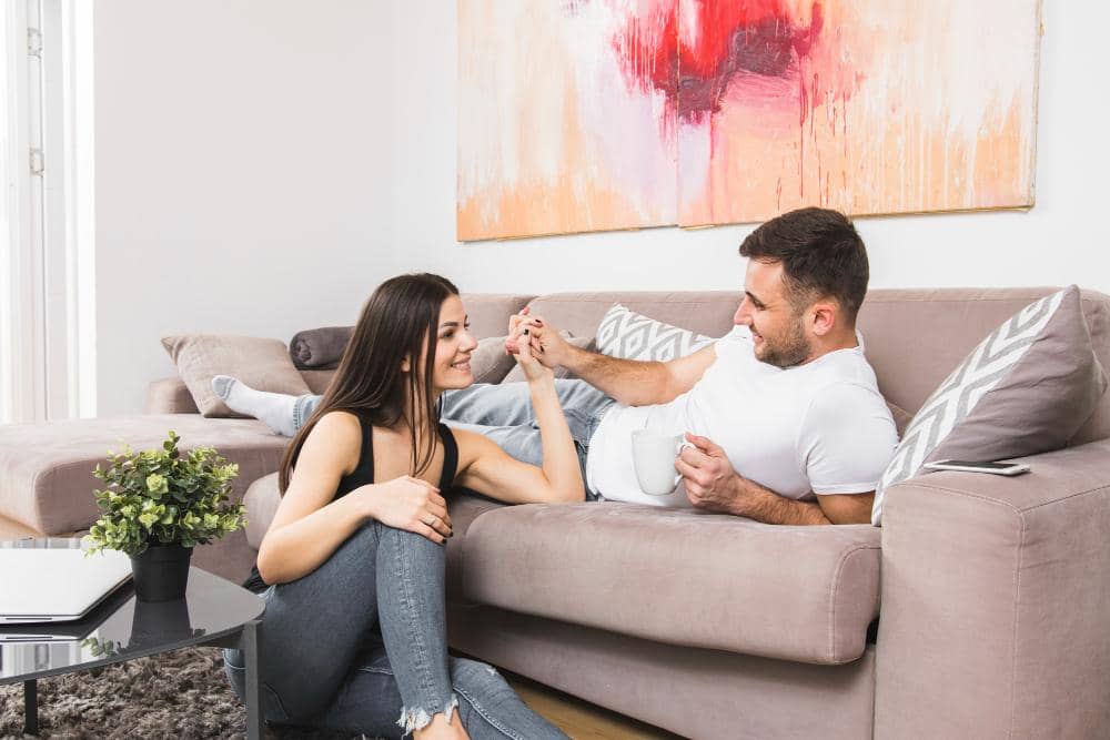 ilustrasi posisi seks di atas sofa