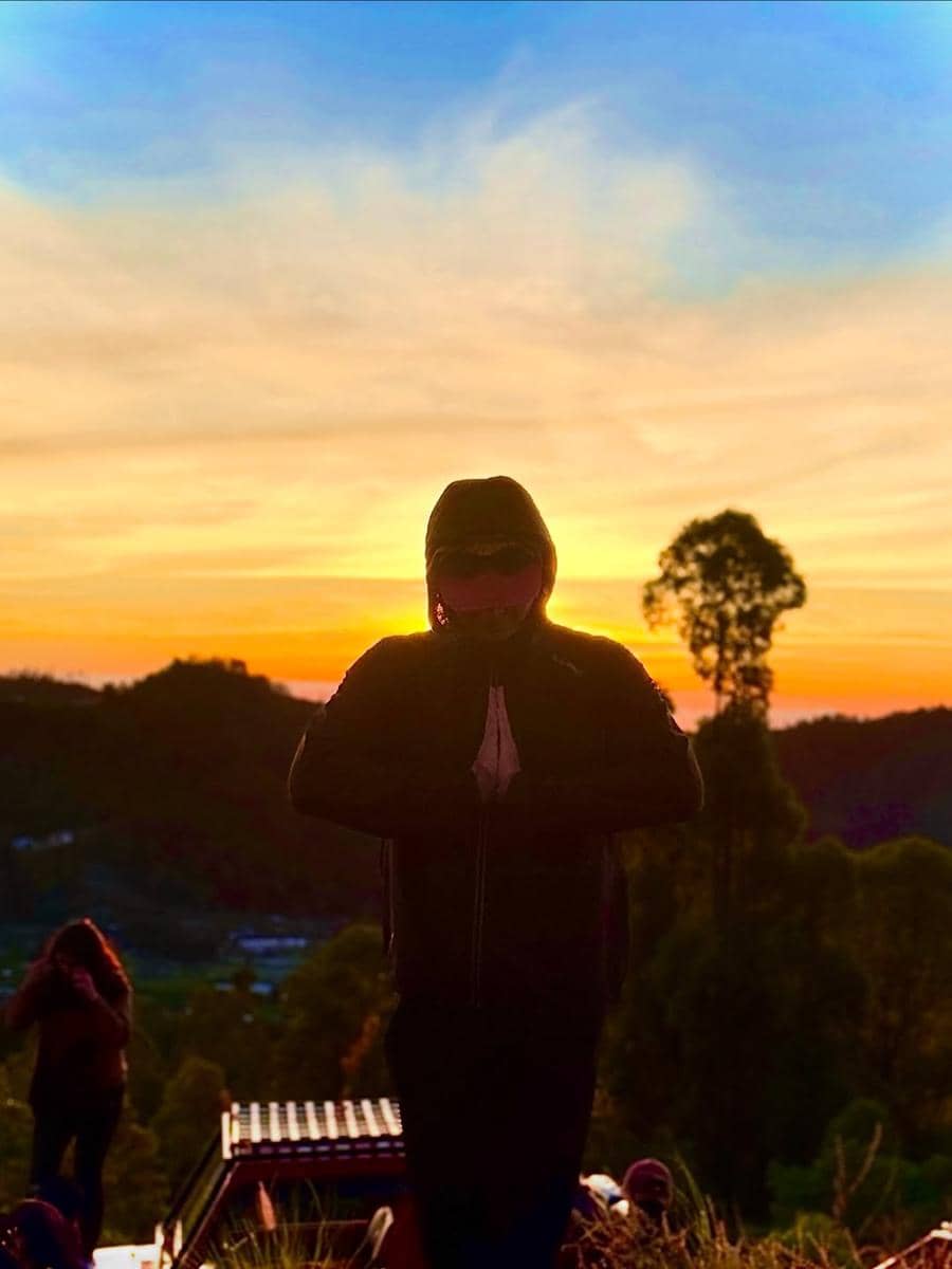 potret Lee Jong Suk nikmati sunrise di Gunung Batur, Bali