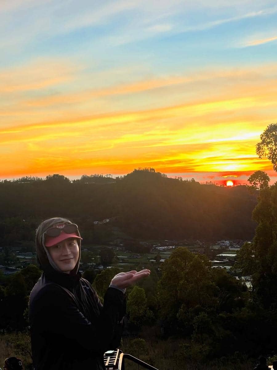 potret Lee Jong Suk nikmati sunrise di Gunung Batur, Bali