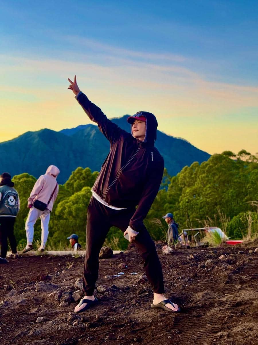 potret Lee Jong Suk nikmati sunrise di Gunung Batur, Bali