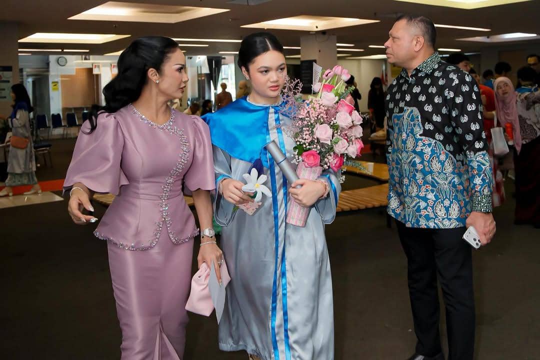 Amora Lemos Wisuda SMP (instagram.com/krisdayantilemos)
