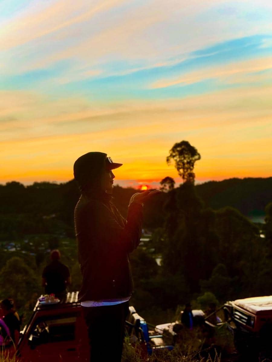 potret Lee Jong Suk nikmati sunrise di Gunung Batur, Bali