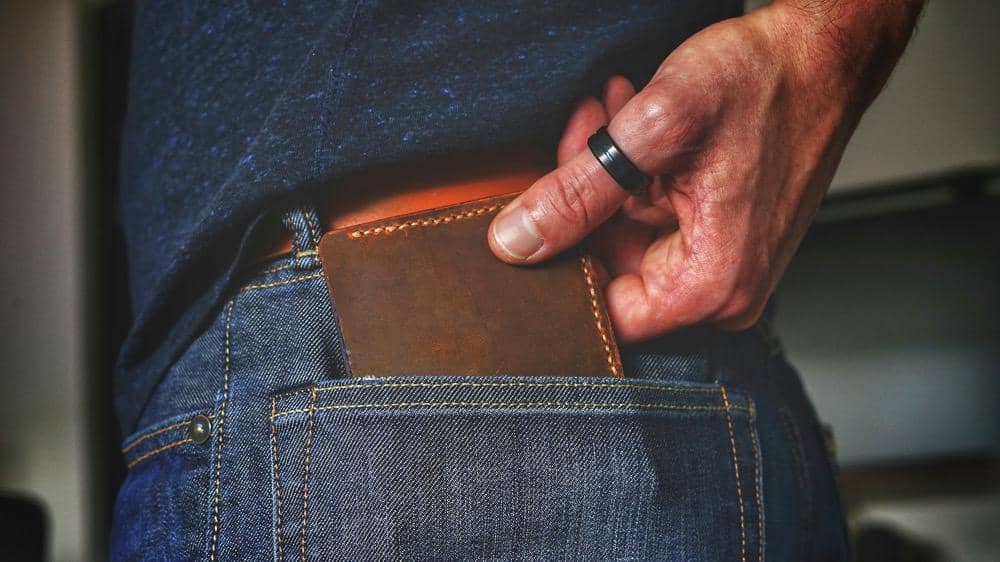 ilustrasi menaruh dompet di saku celana belakang