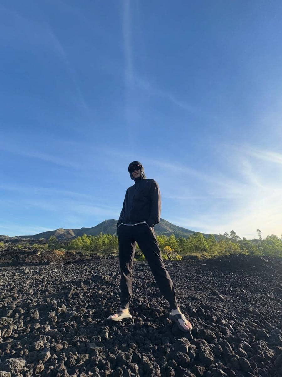 potret Lee Jong Suk nikmati sunrise di Gunung Batur, Bali