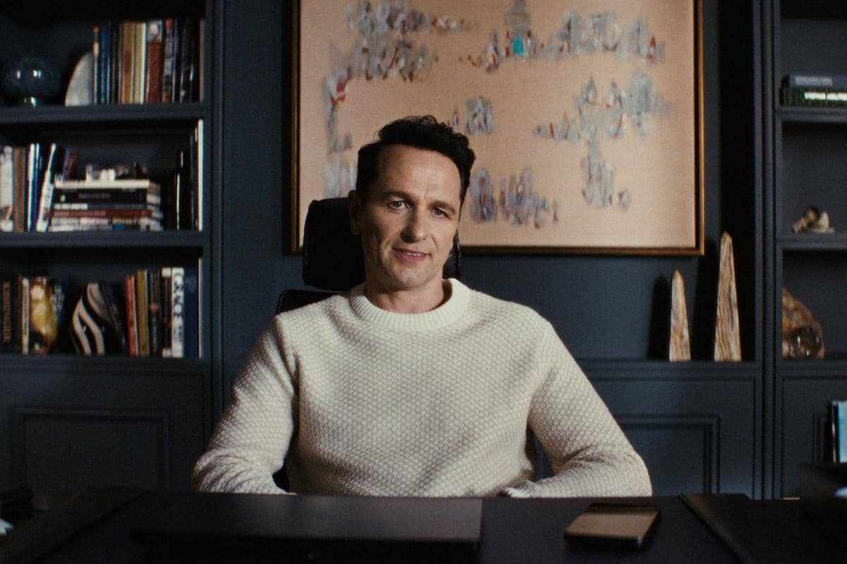 Matthew Rhys dalam serial The Beast in Me