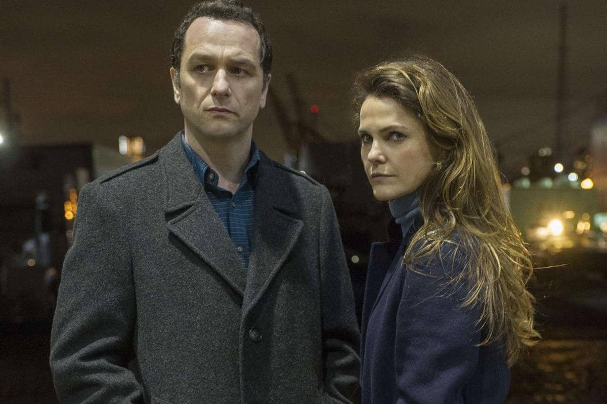 Matthew Rhys (kiri) dalam serial The Americans