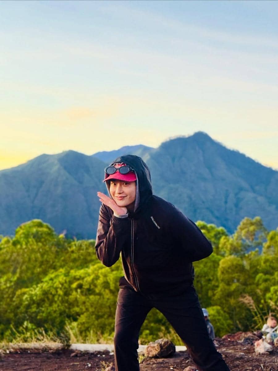 potret Lee Jong Suk nikmati sunrise di Gunung Batur, Bali
