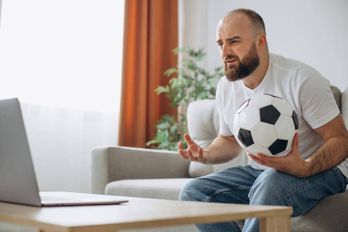 ilustrasi orang nonton bola